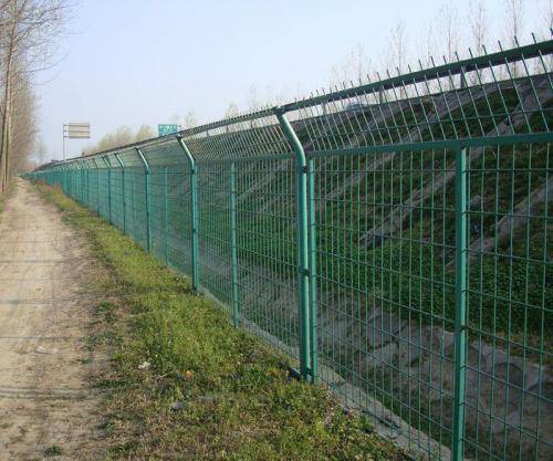 揭阳-道路护栏网隔离网丨锌钢栅栏门生产厂家丨院墙护栏外适合种什么植物金栏焦经理